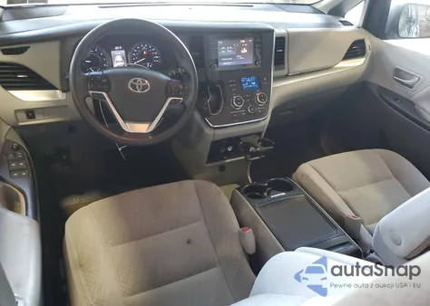 2018 Toyota Sienna Le z USA, uszkodzony, nr VIN 5TDKZ3DC7JS931680